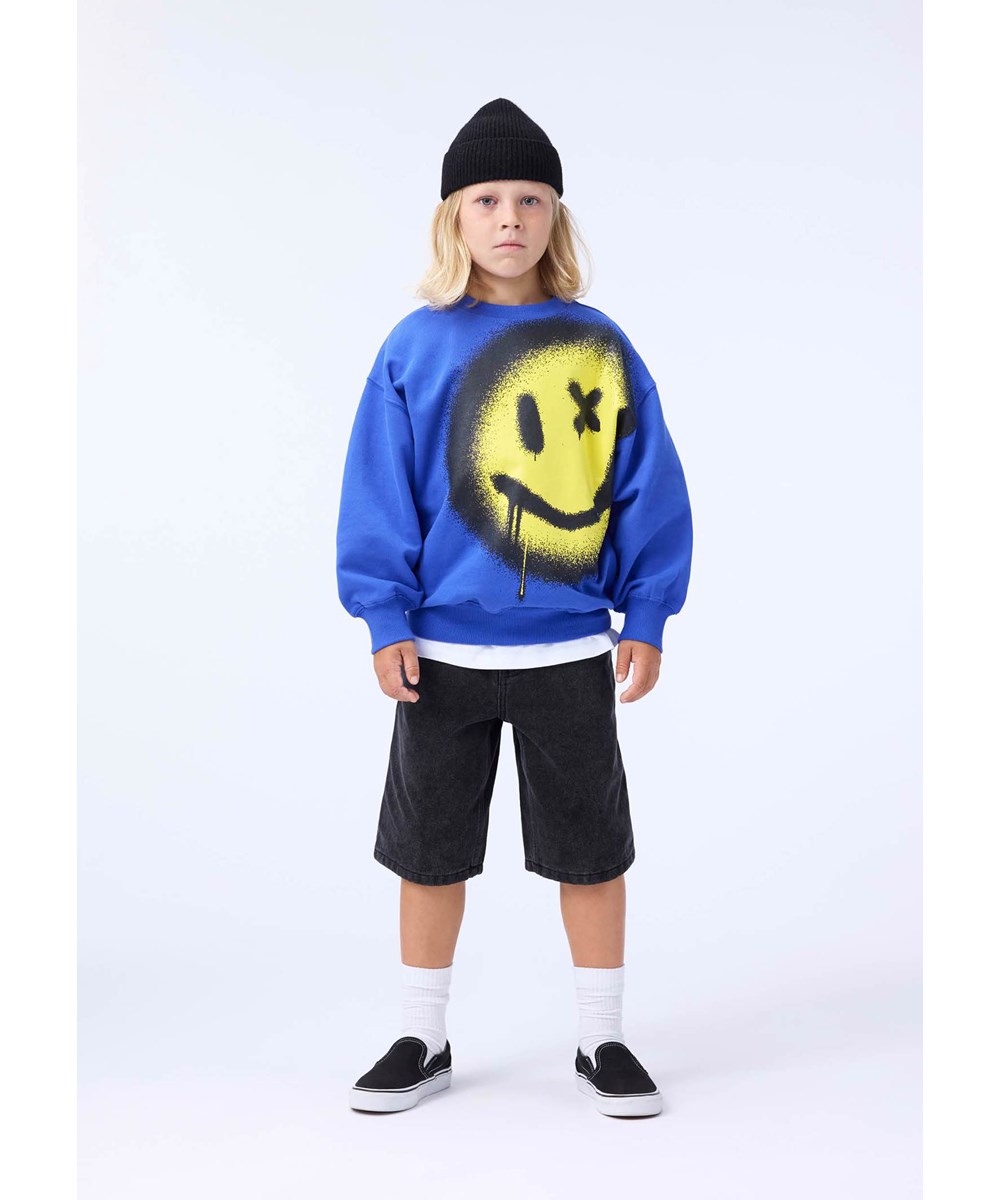 Mar - Drip Smile - Blauer Pullover für Kinder aus weicher Öko-Baumwolle mit einem Aufdruck eines gelben Lächelns.