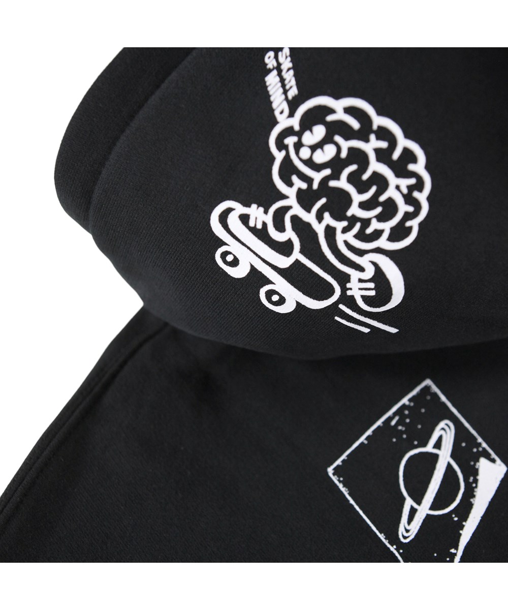 Marley - Black - Schwarzer Kapuzenpullover mit Reißverschluss für Kinder aus Baumwolle mit weißem Aufdruck.