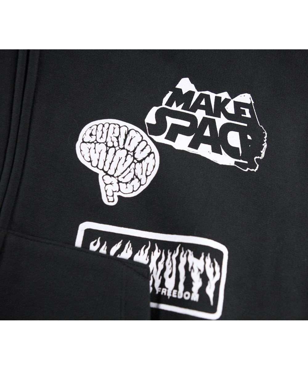 Marley - Black - Schwarzer Kapuzenpullover mit Reißverschluss für Kinder aus Baumwolle mit weißem Aufdruck.