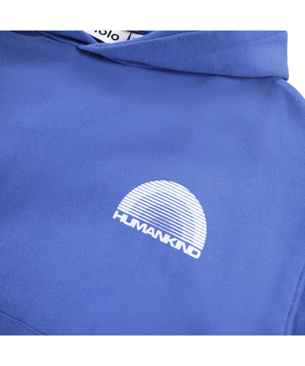 Marlo - Dazzling Blue - Blaue Kapuzenjacke für Kinder aus Öko-Baumwolle mit weißem Aufdruck.