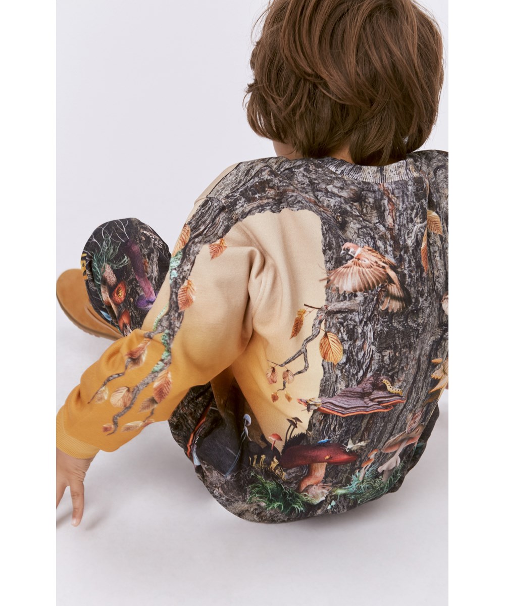 Mattis - Tree Life - Orange-braunes Öko-Sweatshirt mit Placement-Baumstammdruck