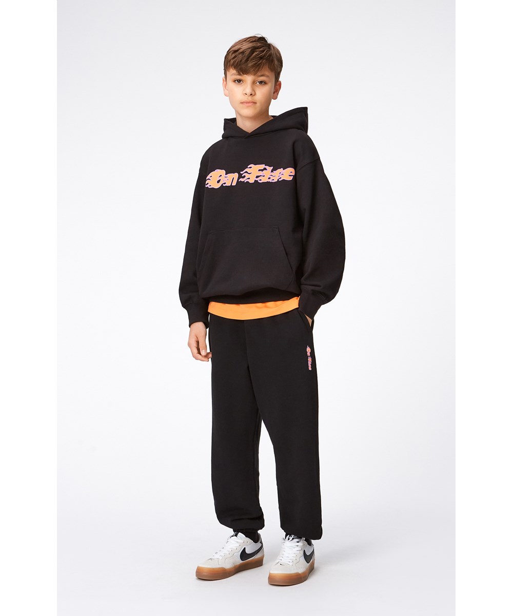 Maxx - Black - Schwarzer Hoodie aus Öko-Baumwolle mit orange-violettem On-Fire-Placement-Print