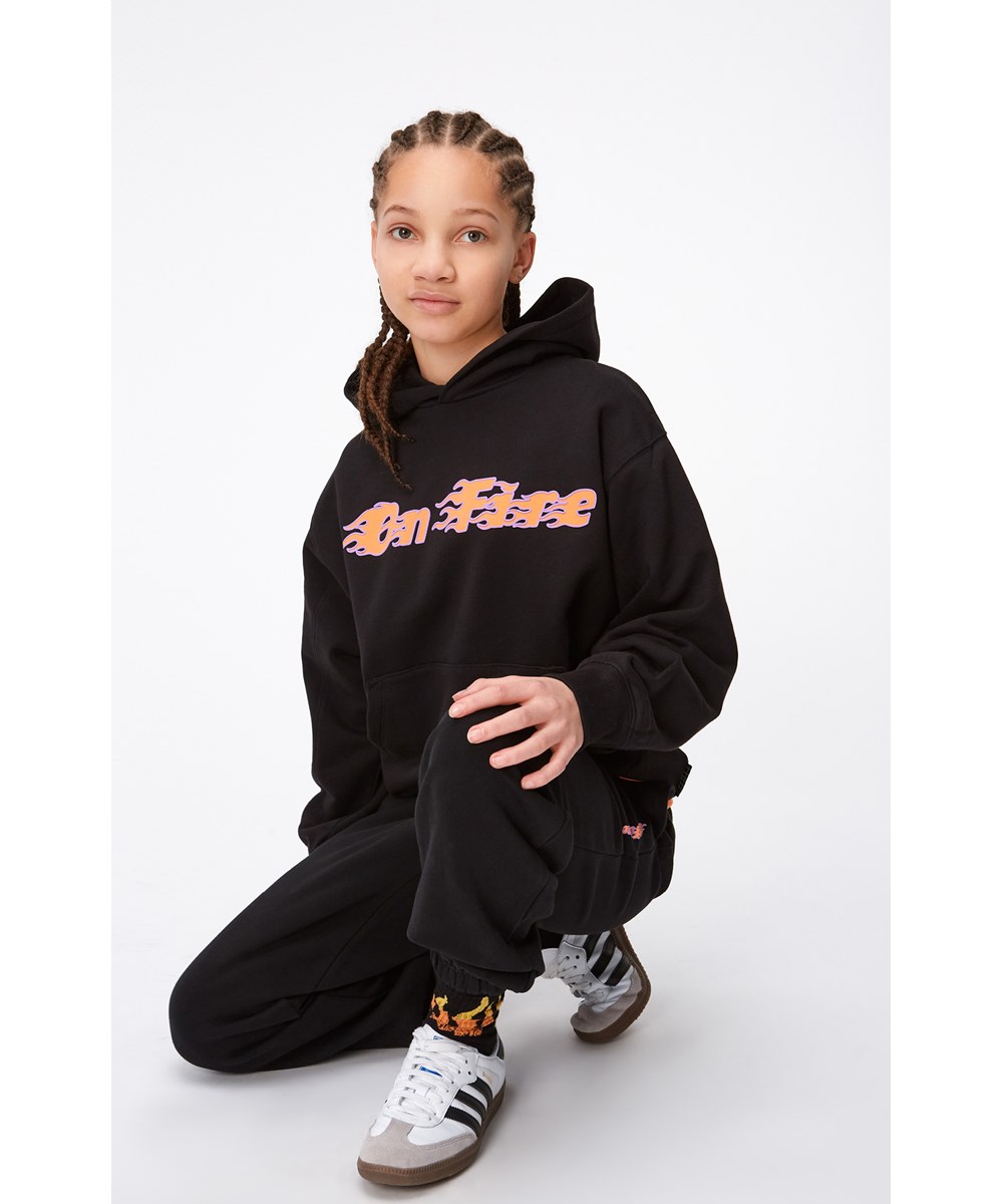 Maxx - Black - Schwarzer Hoodie aus Öko-Baumwolle mit orange-violettem On-Fire-Placement-Print