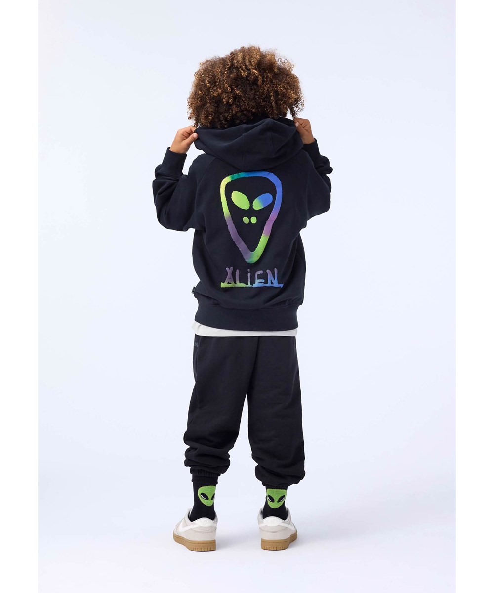 Mic - Black - Schwarzer Kapuzenpullover für Kinder aus Öko-Baumwolle mit einem bunten Alien-Druck.