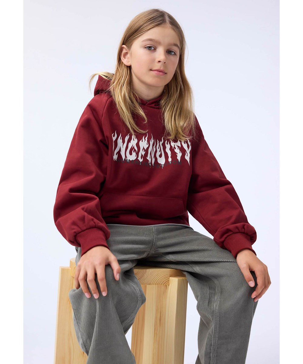 Mic - Dark Red - Dunkelroter Kapuzenpullover für Kinder aus Öko-Baumwolle mit Flammenmuster.