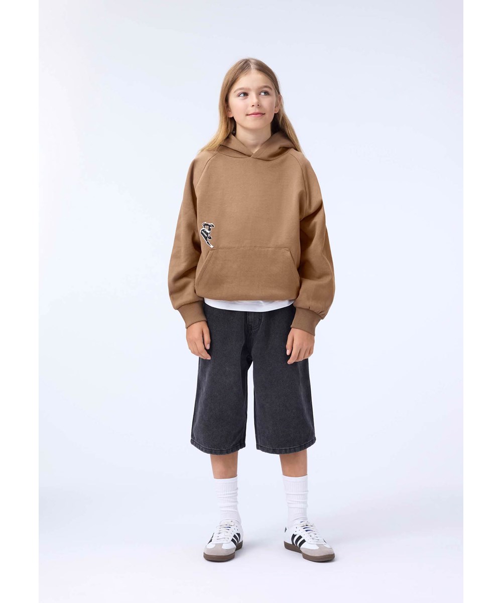 Mic - Fawn - Brauner Kapuzenpullover für Kinder aus Öko-Baumwolle mit einem schwarz-weißen Skater-Print.