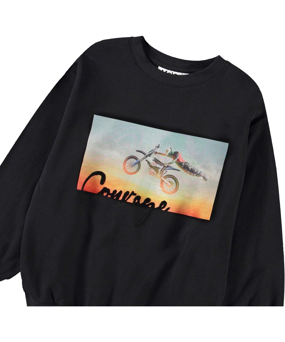 Monti - Airtime - Sweatshirt mit Druck für Kinder aus weicher, organischer Baumwolle mit gerippten Kanten am Hals, an den Ärmeln und am unteren Saum des Oberteils.