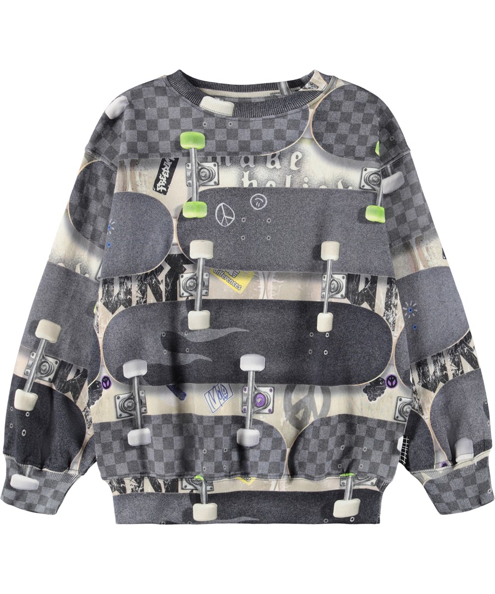 Monti - Board Wall - Grauer Pullover für Kinder aus weicher Öko-Baumwolle mit einem Aufdruck von Skateboards.