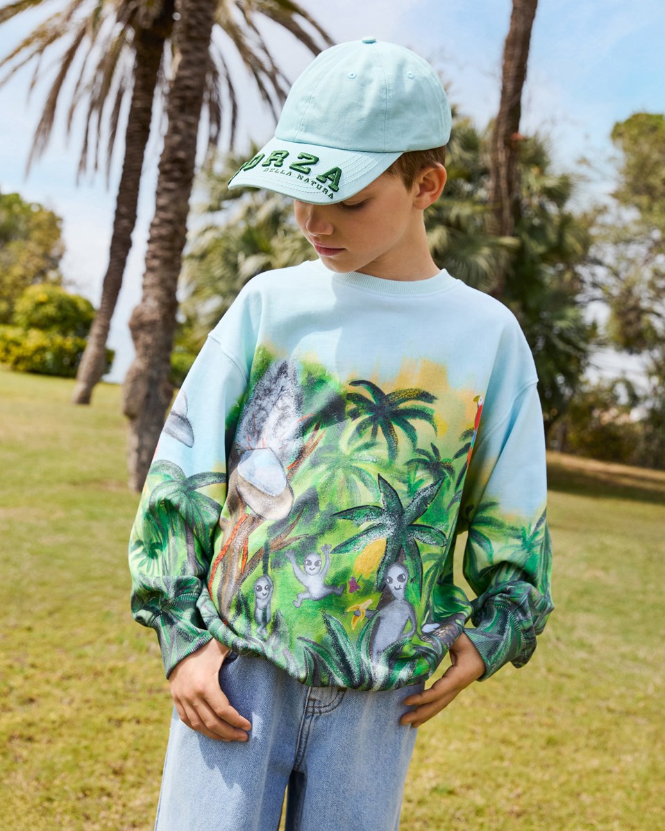 Monti - Jungle Visitors - Hellblaues Sweatshirt mit Druck für Kinder aus weicher, organischer Baumwolle mit gerippten Kanten am Hals, an den Ärmeln und am unteren Saum des Sweatshirts.