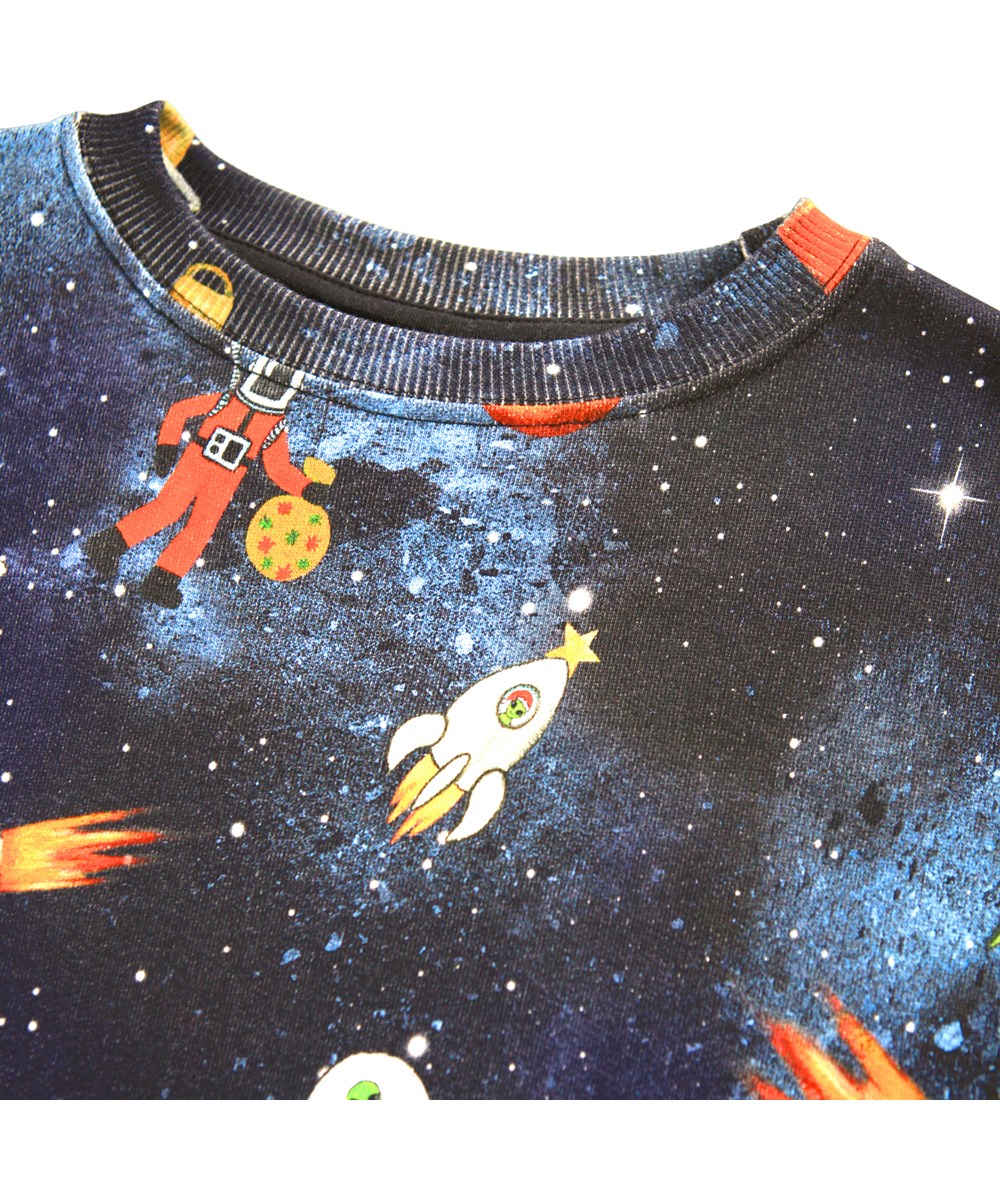 Monti - Space Holiday - Blauer Pullover für Kinder aus weicher Öko-Baumwolle mit einem Druck von Weihnachten im Weltraum.