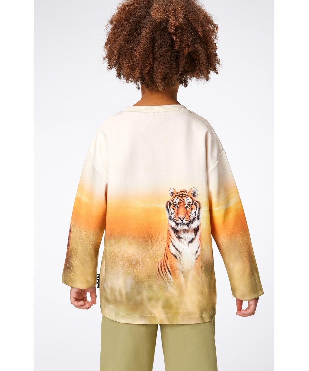 Mountoo - Sunrise Tiger - Orangefarbenes Öko-Sweatshirt mit platziertem Tiger-Print