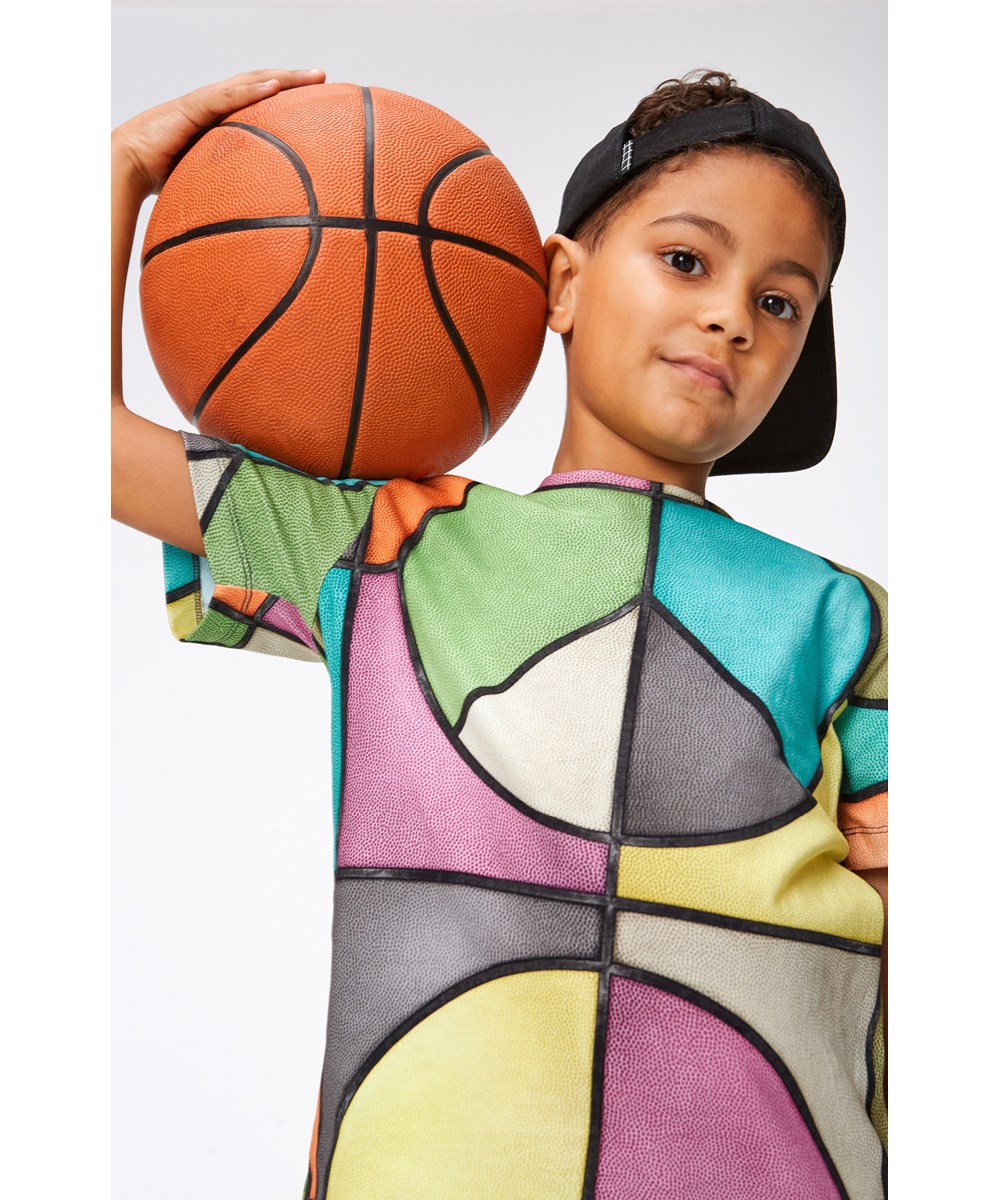 Ralphie - Basket Colour - Mehrfarbiges Öko-T-Shirt mit Basketball-Print