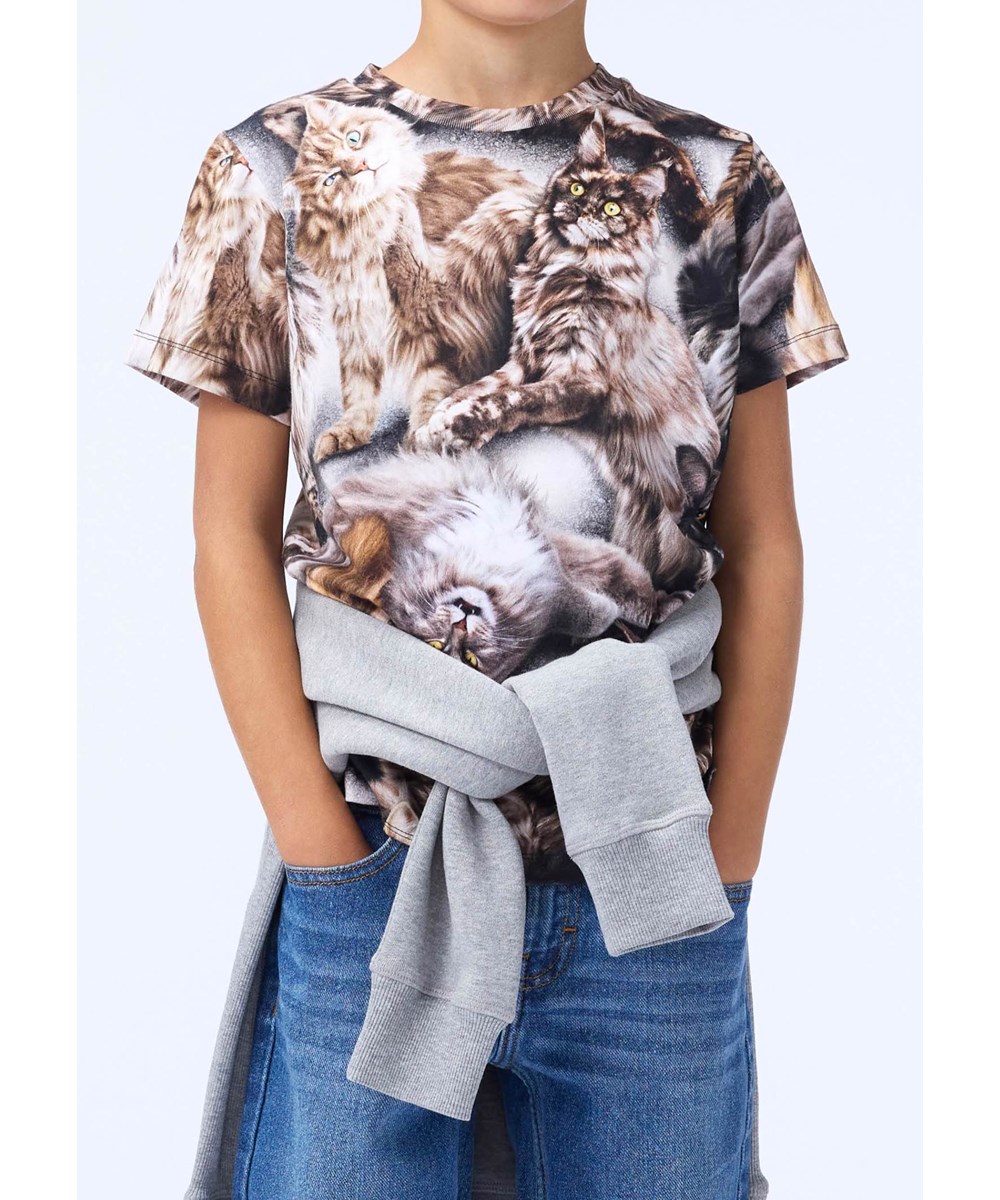 Ralphie - Cattitudes - Schmal geschnittenes T-Shirt für Kinder aus weicher Öko-Baumwolle mit Katzenmotiv, kurzen Ärmeln und geripptem Ausschnitt.