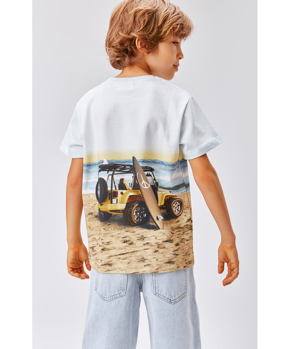 Rame - Beach Life - Hellblaues Öko-T-Shirt mit Jeep- und Strandaufdruck