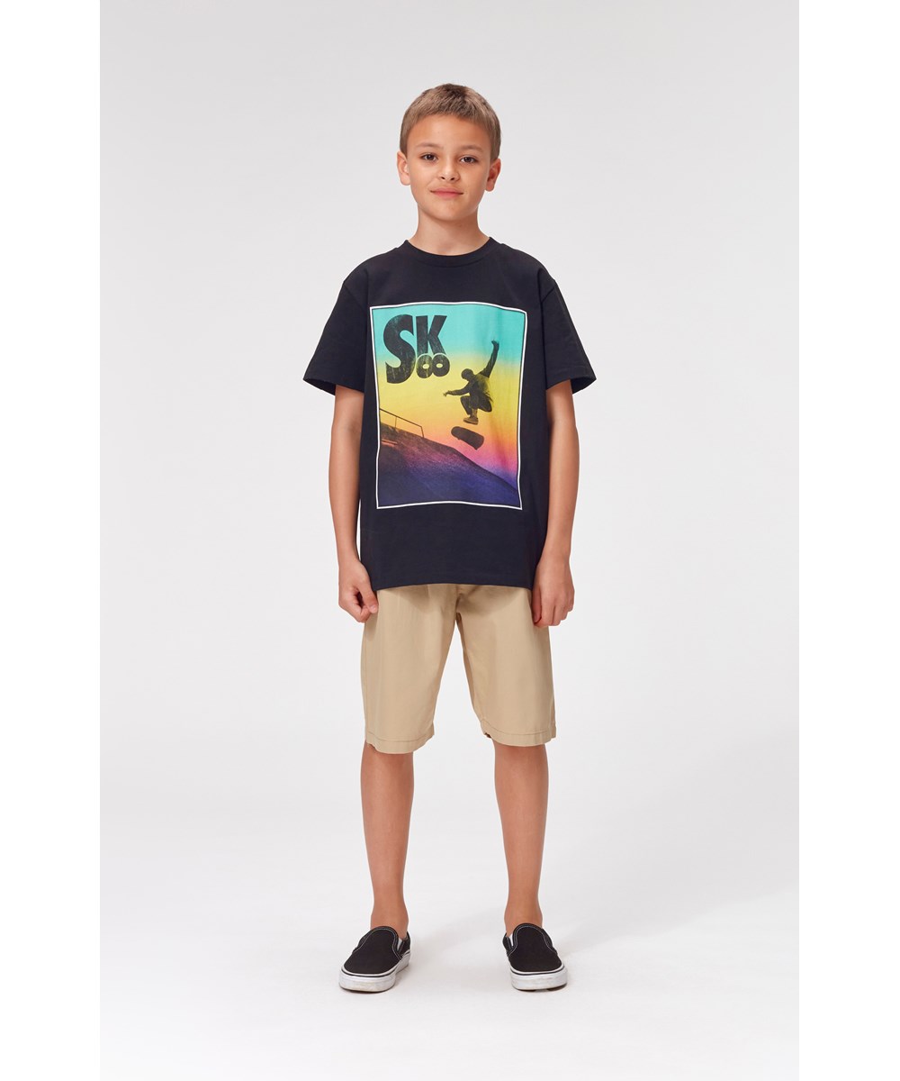Rame - SK8 Rainbow - Schwarzes T-Shirt mit Regenbogen-Skater-Print.