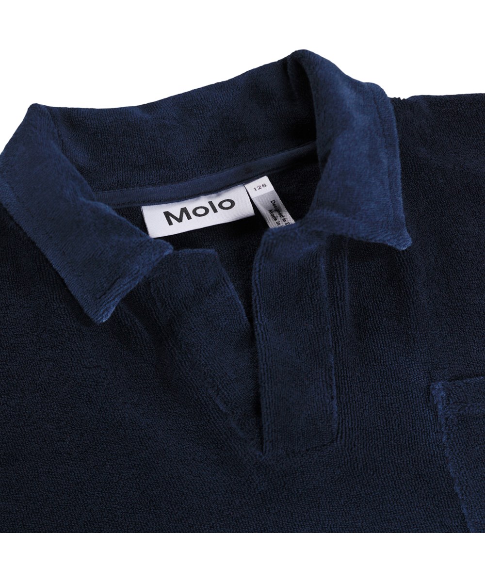 Randel - Sailor - Blau/weißes Polo-T-Shirt für Kinder aus Bio-Baumwollfrottee mit kurzen Ärmeln und Kragen.