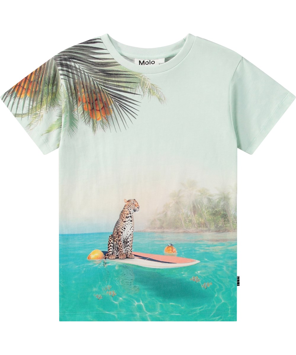Raul - Leo On Surf - Hellblaues T-Shirt für Kinder aus Öko-Baumwolle mit kurzen Ärmeln und geripptem Ausschnitt.