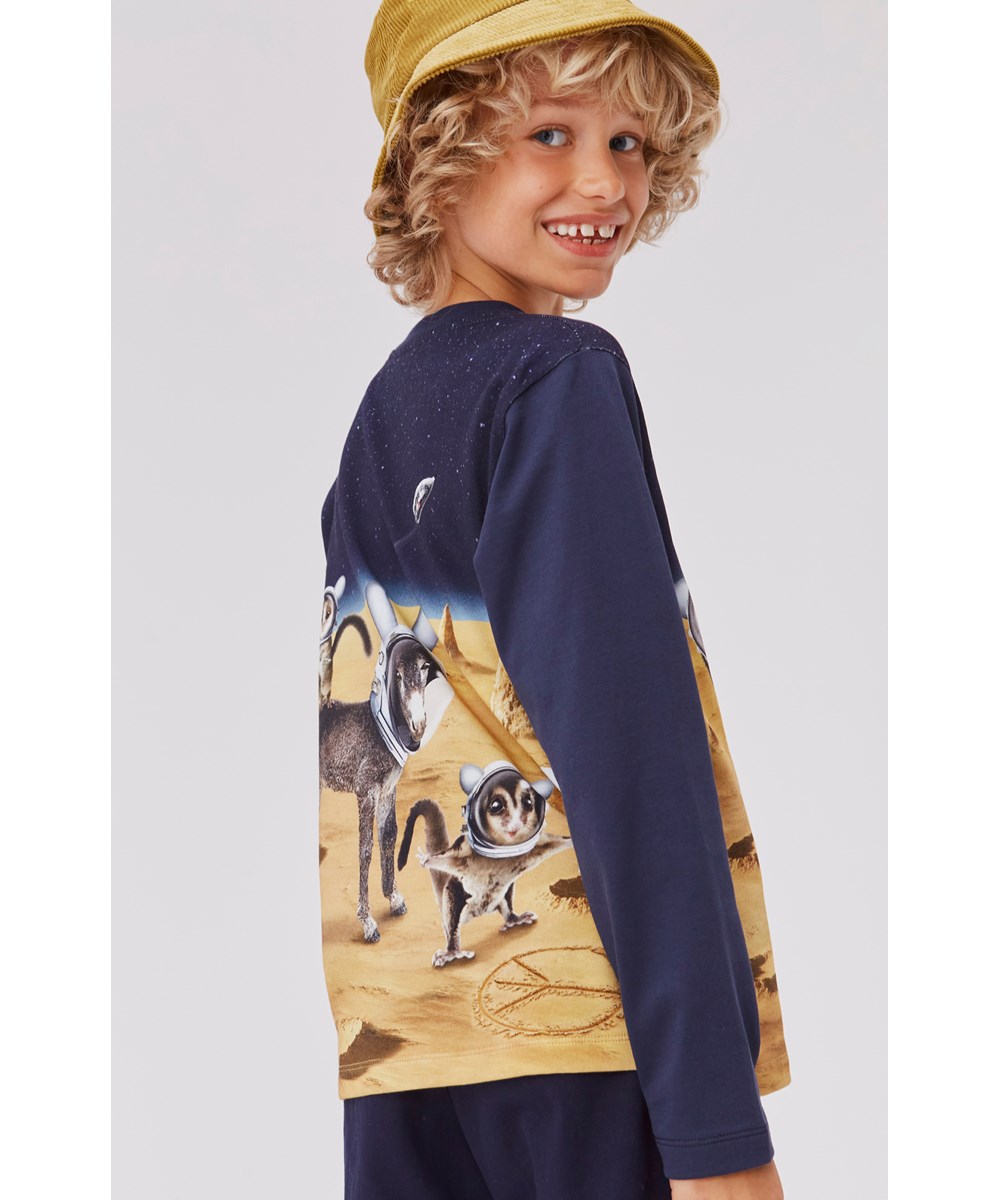 Reif - Happy Space - Öko dunkelblaues T-Shirt mit Tieren im Zimmer