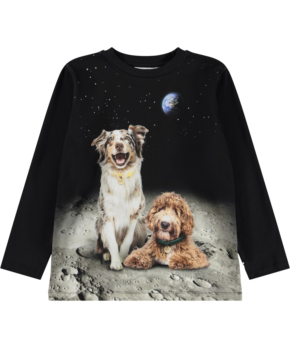 Reif - Moon Friends - Schwarzes Langarmshirt für Kinder aus weicher Öko-Baumwolle mit langen Ärmeln und einem gerippten Ausschnitt. Das Langarmshirt hat eine lockere Passform und einen Frontdruck von zwei glücklichen Hunden auf dem Mond.