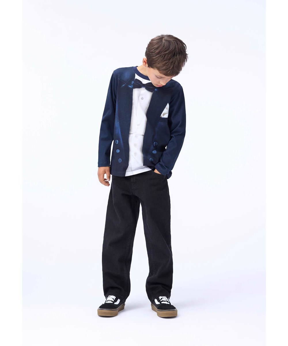 Reif - Tuxedo - Dunkelblaues Langarmshirt für Kinder aus weicher Öko-Baumwolle mit langen Ärmeln und einem gerippten Ausschnitt. Das Langarmshirt hat eine lockere Passform mit einem Illusionsdruck eines Smokings.