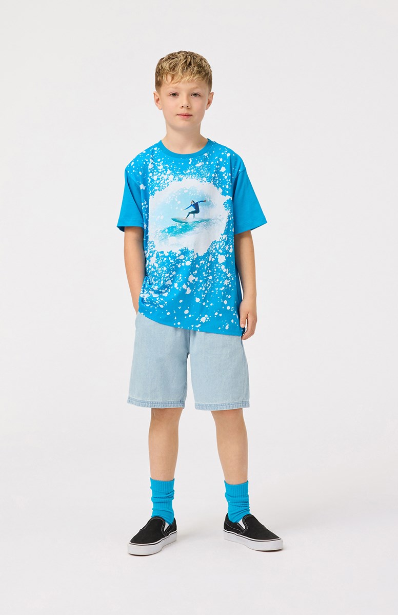 Riley - Blue Surf - Blaues T-Shirt mit Aufdruck für Kinder aus weicher Öko-Baumwolle mit kurzen Ärmeln und geripptem Ausschnitt.