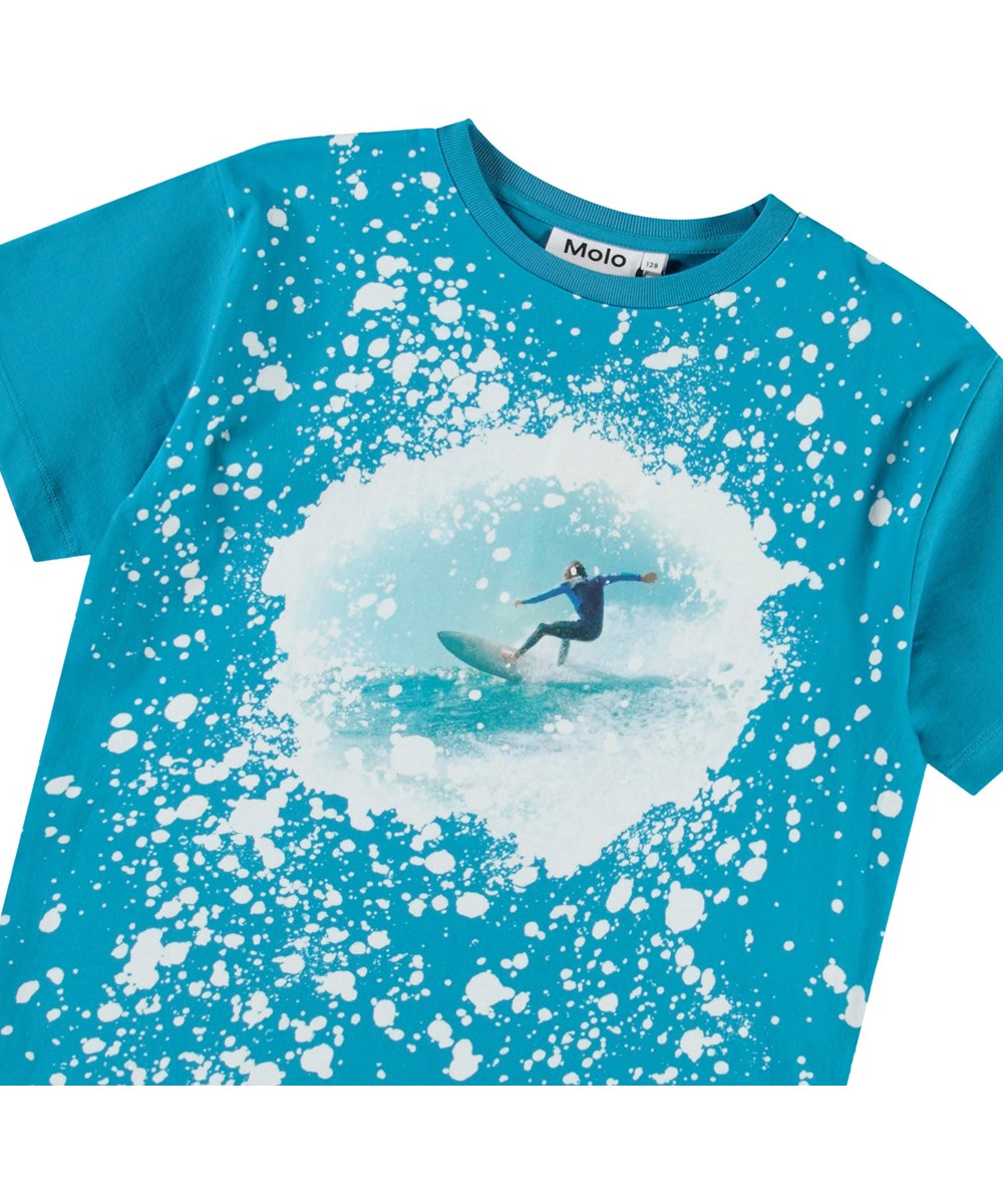 Riley - Blue Surf - Blaues T-Shirt mit Aufdruck für Kinder aus weicher Öko-Baumwolle mit kurzen Ärmeln und geripptem Ausschnitt.