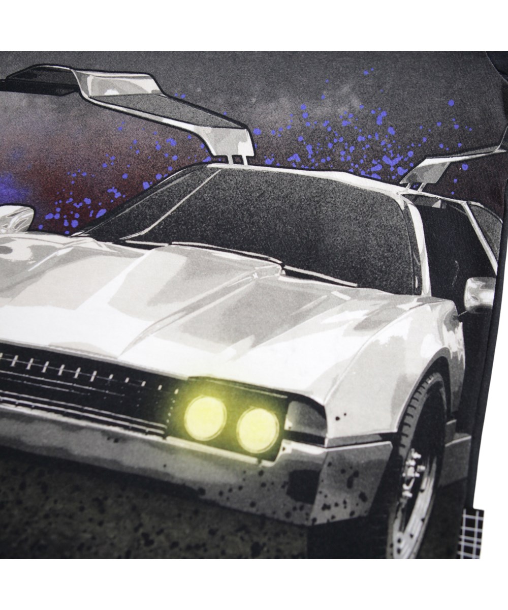 Riley - Car White - Schwarzes T-Shirt für Kinder aus weicher Öko-Baumwolle mit Druck, kurzen Ärmeln und einem gerippten Ausschnitt.