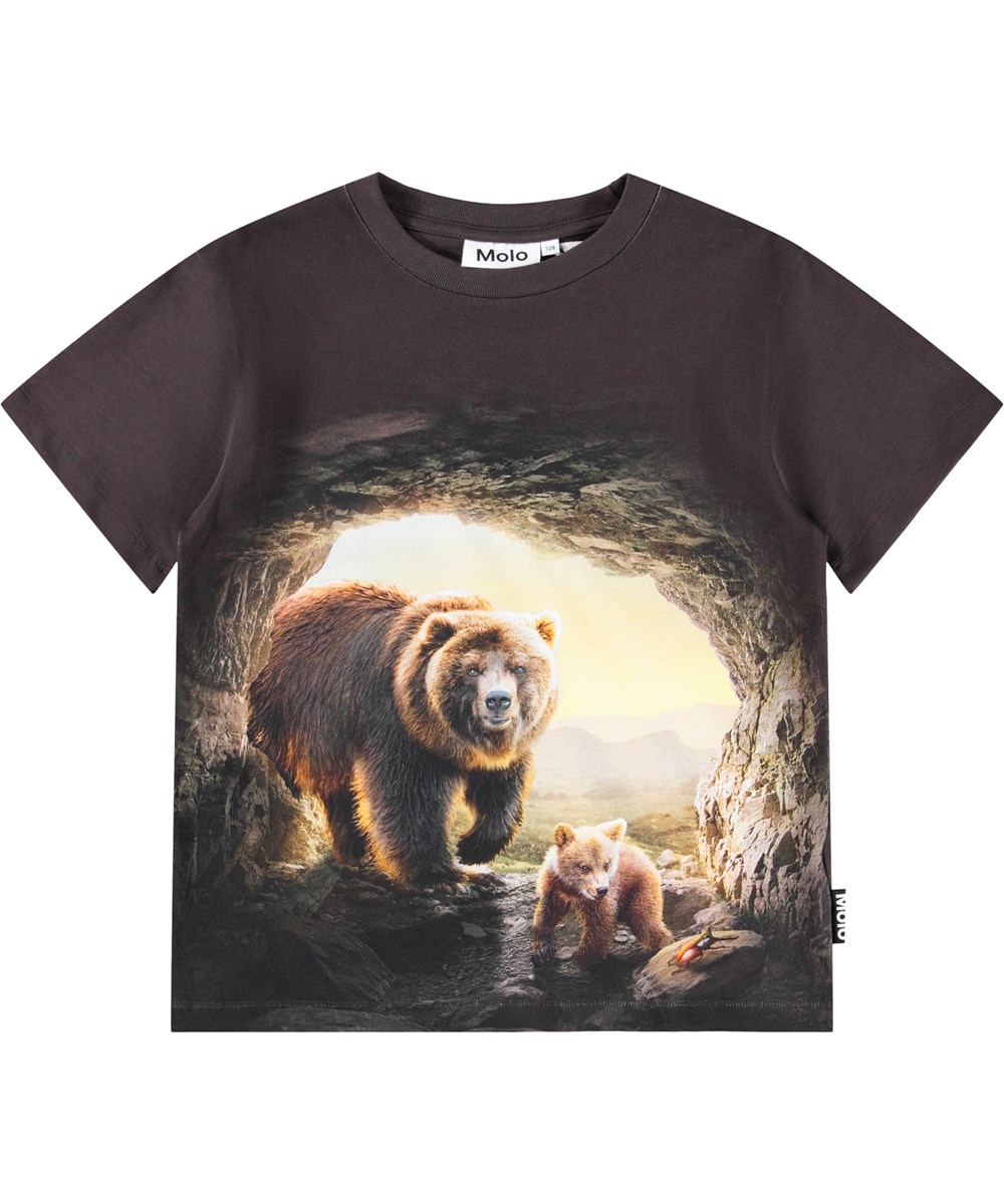 Riley - Cave Bears - Dunkelbraunes T-Shirt für Kinder aus weicher Öko-Baumwolle mit einem Aufdruck, kurzen Ärmeln und einem gerippten Ausschnitt.