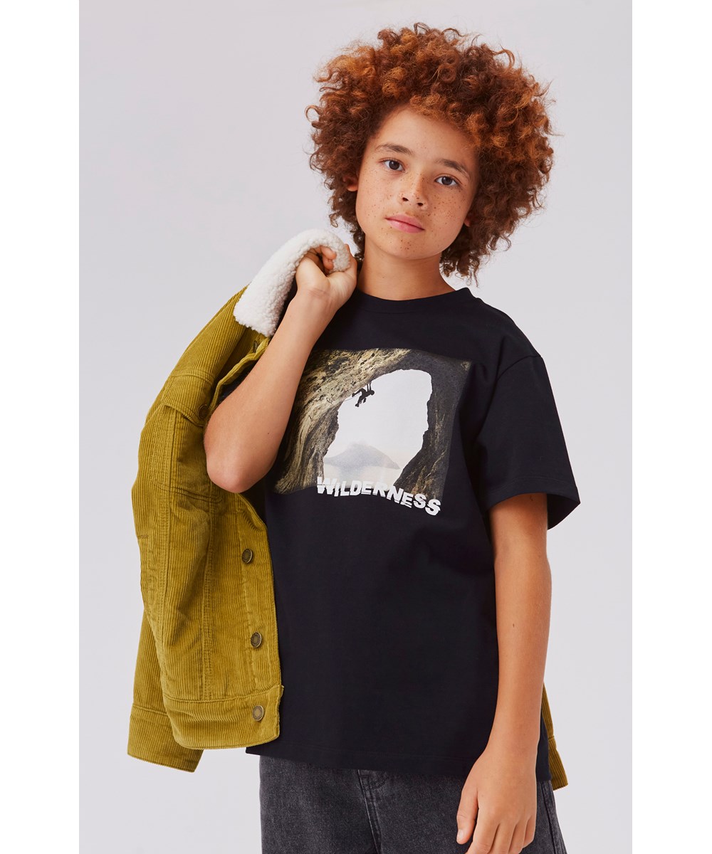 Riley - Climbing Wild - Braunes Öko-T-Shirt mit Bergsteiger-Print