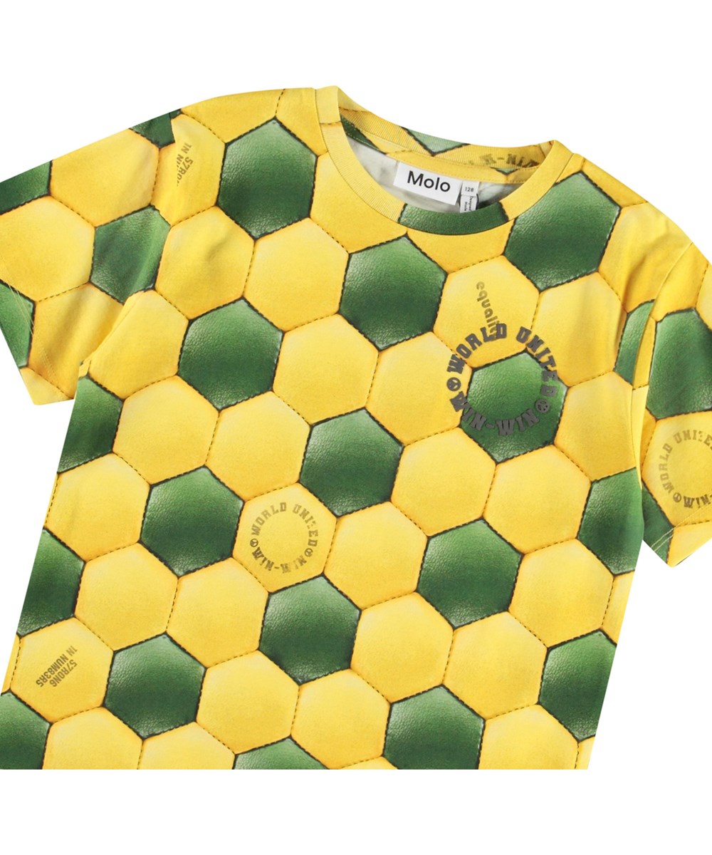 Riley - Football Sunbeam - Gelbes und grünes T-Shirt mit Druck für Kinder aus weicher Öko-Baumwolle mit kurzen Ärmeln und geripptem Ausschnitt.