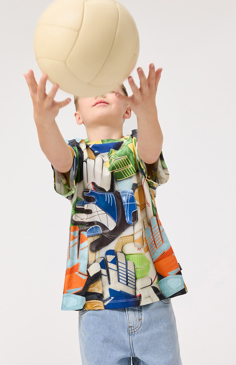 Riley - Goalie Gloves - Buntes T-Shirt mit Druck für Kinder aus weicher Öko-Baumwolle mit kurzen Ärmeln und geripptem Ausschnitt.