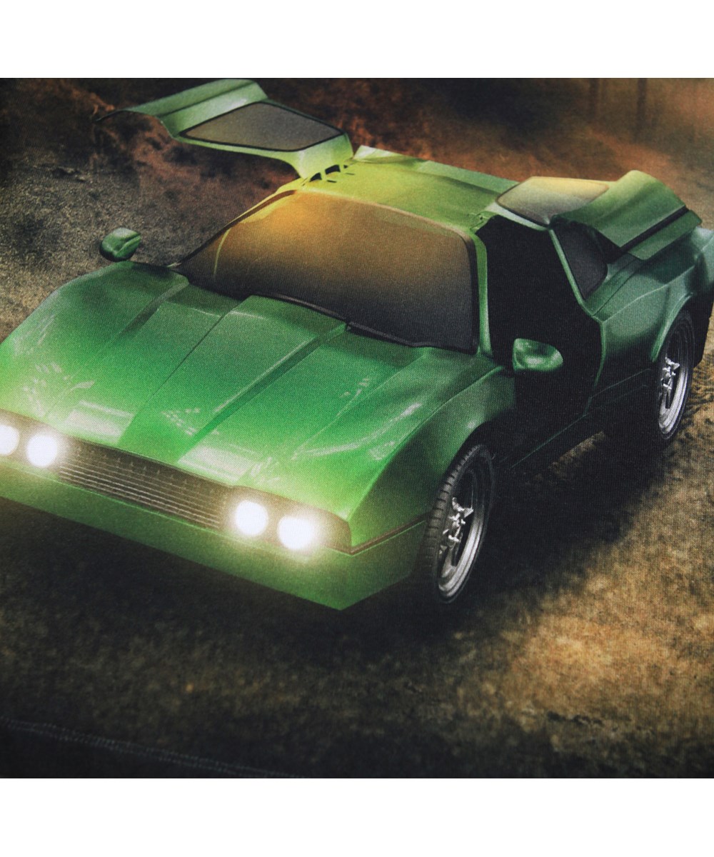 Riley - Green Car - Dunkelgrünes T-Shirt aus weicher Öko-Baumwolle mit einem Aufdruck, kurzen Ärmeln und einem gerippten Ausschnitt.