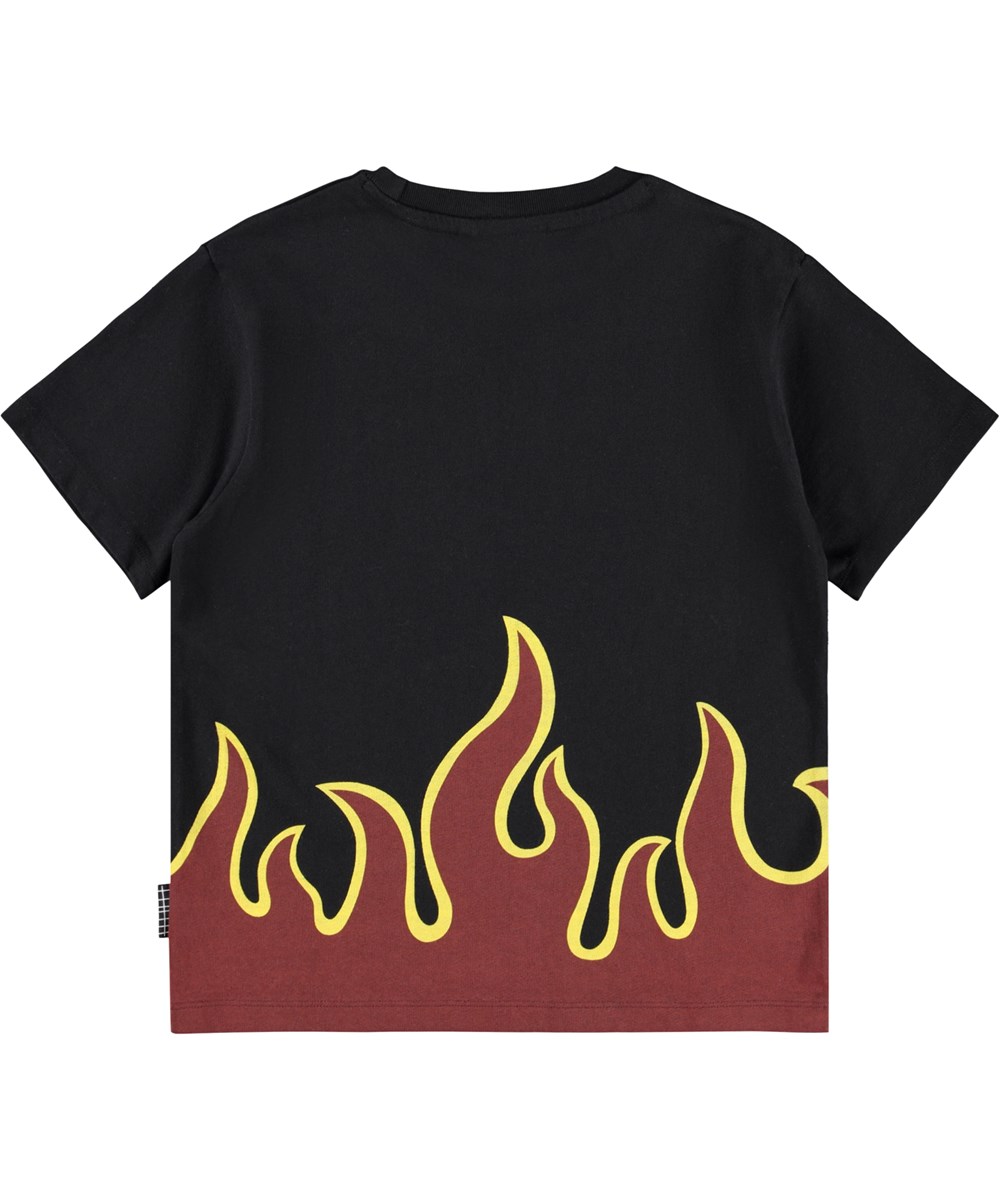 Riley - Hot - Schwarzes T-Shirt für Kinder aus weicher Öko-Baumwolle mit kurzen Ärmeln, einem gerippten Ausschnitt und einem Flammenmuster in Burgunderrot und Gelb am Saum.