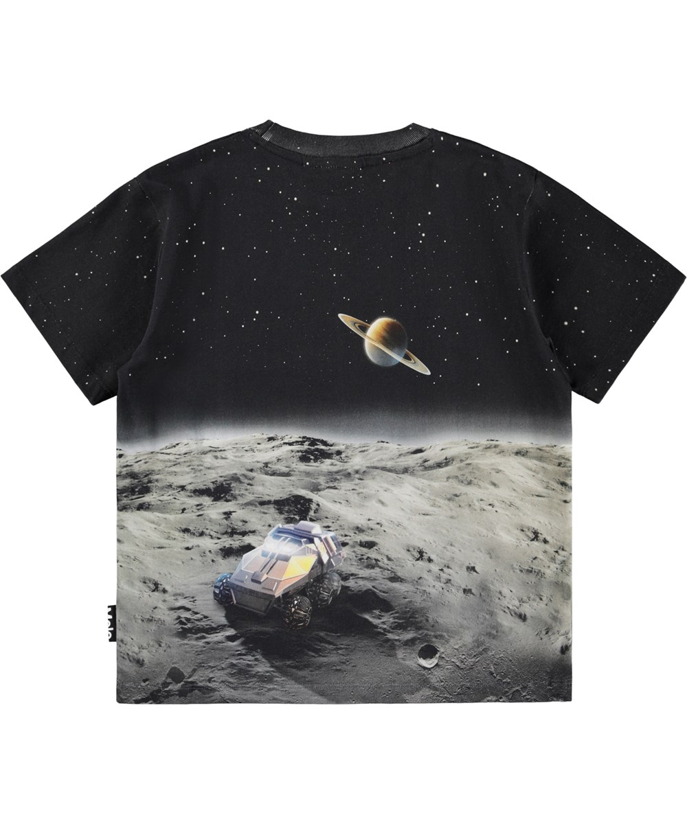 Riley - Moon Traveller - Schwarzes T-Shirt für Kinder aus weicher Öko-Baumwolle mit Druck, kurzen Ärmeln und geripptem Ausschnitt.