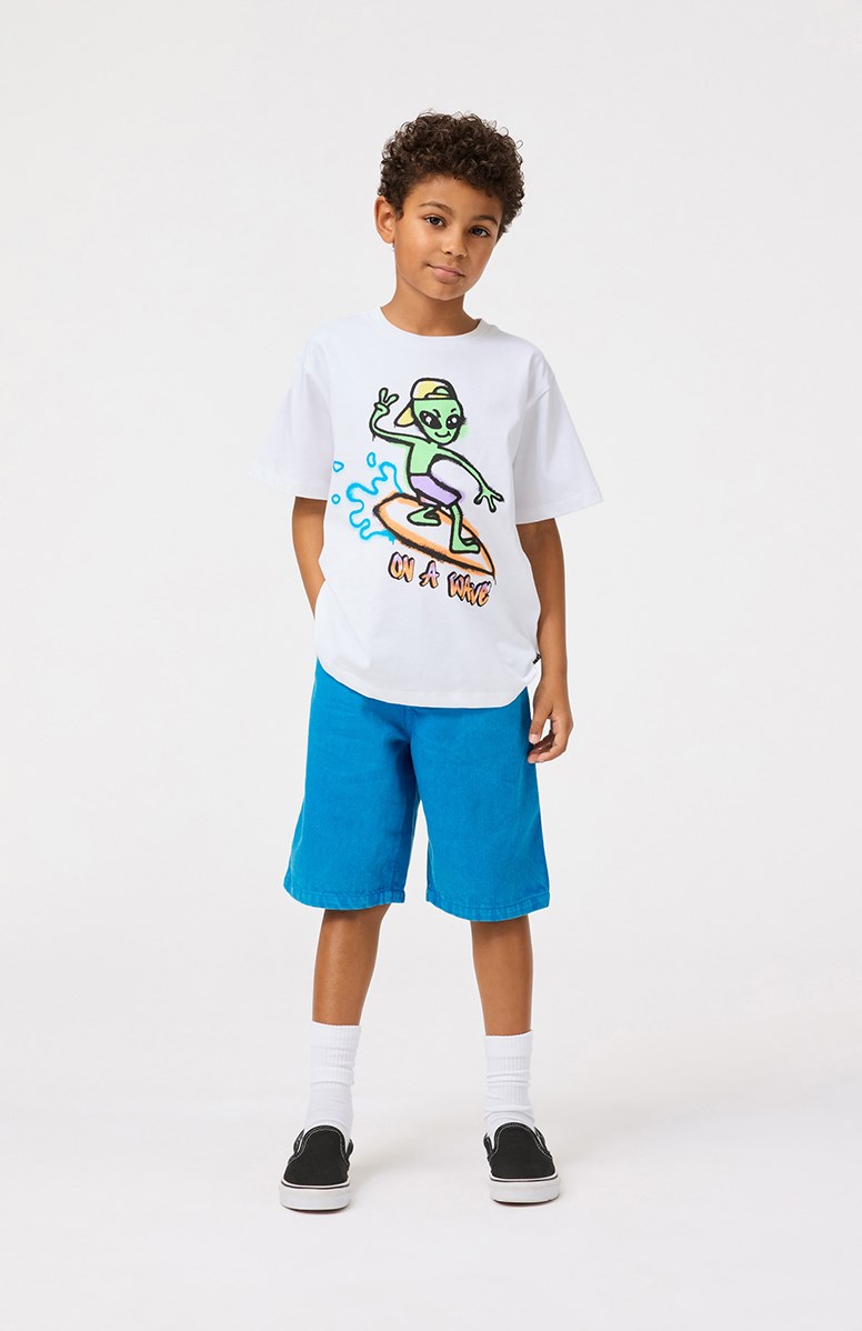 Riley - On A Wave Col - Weißes T-Shirt mit Aufdruck für Kinder aus weicher Öko-Baumwolle mit kurzen Ärmeln und geripptem Ausschnitt.