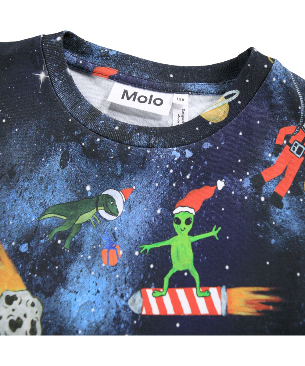 Riley - Space Holiday - Blaues T-Shirt für Kinder aus weicher Öko-Baumwolle mit Druck, kurzen Ärmeln und geripptem Ausschnitt.