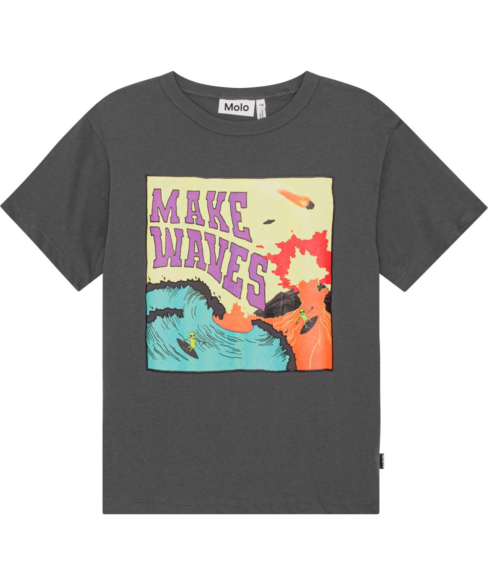 Riley - Surf On Fire - Dunkelgraues Öko-T-Shirt mit platziertem Surfer- und Alien-Print