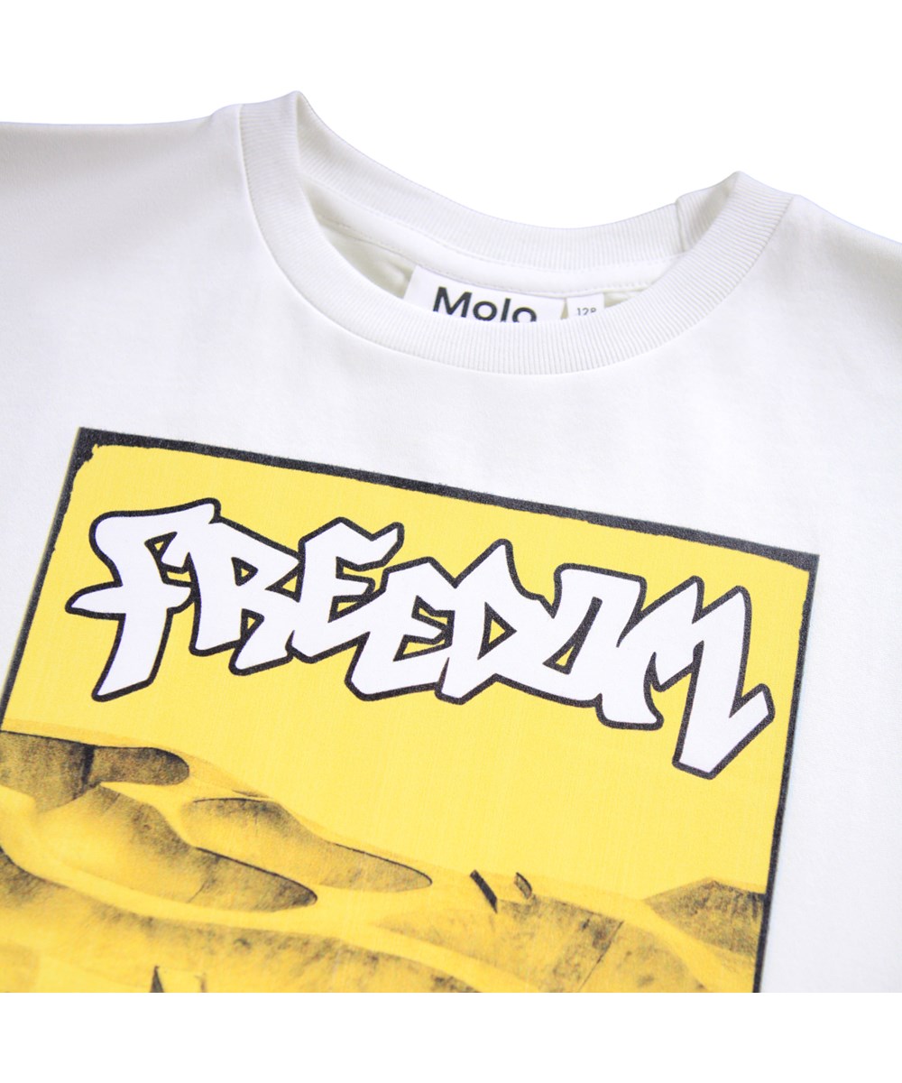 Riley - Yellow Skate - Weißes T-Shirt für Kinder aus weicher Öko-Baumwolle mit Druck, kurzen Ärmeln und einem gerippten Ausschnitt.