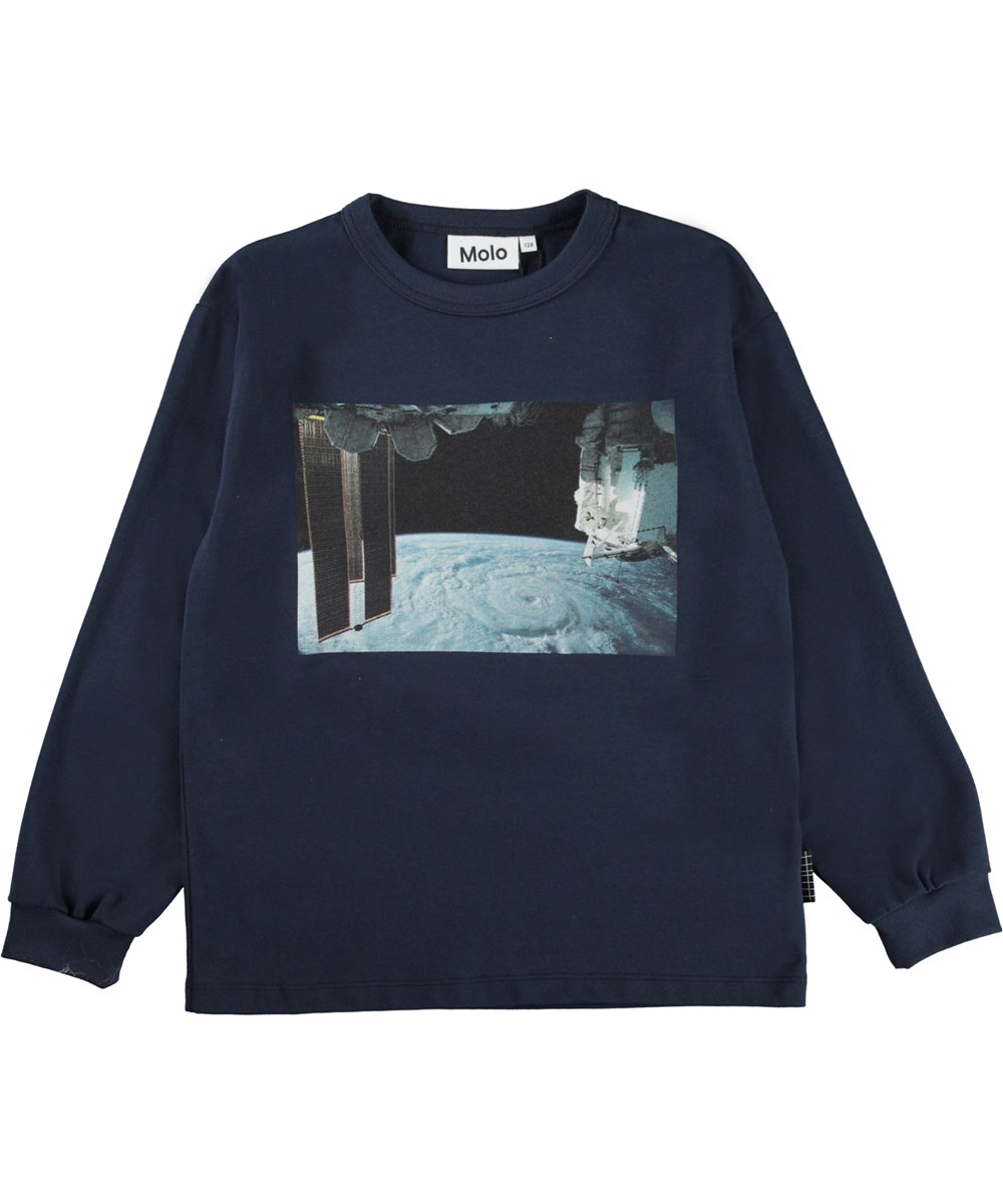 Rin - Galaxy Blue - Dunkelblaues Öko-Langarmshirt mit Satelliten-Print