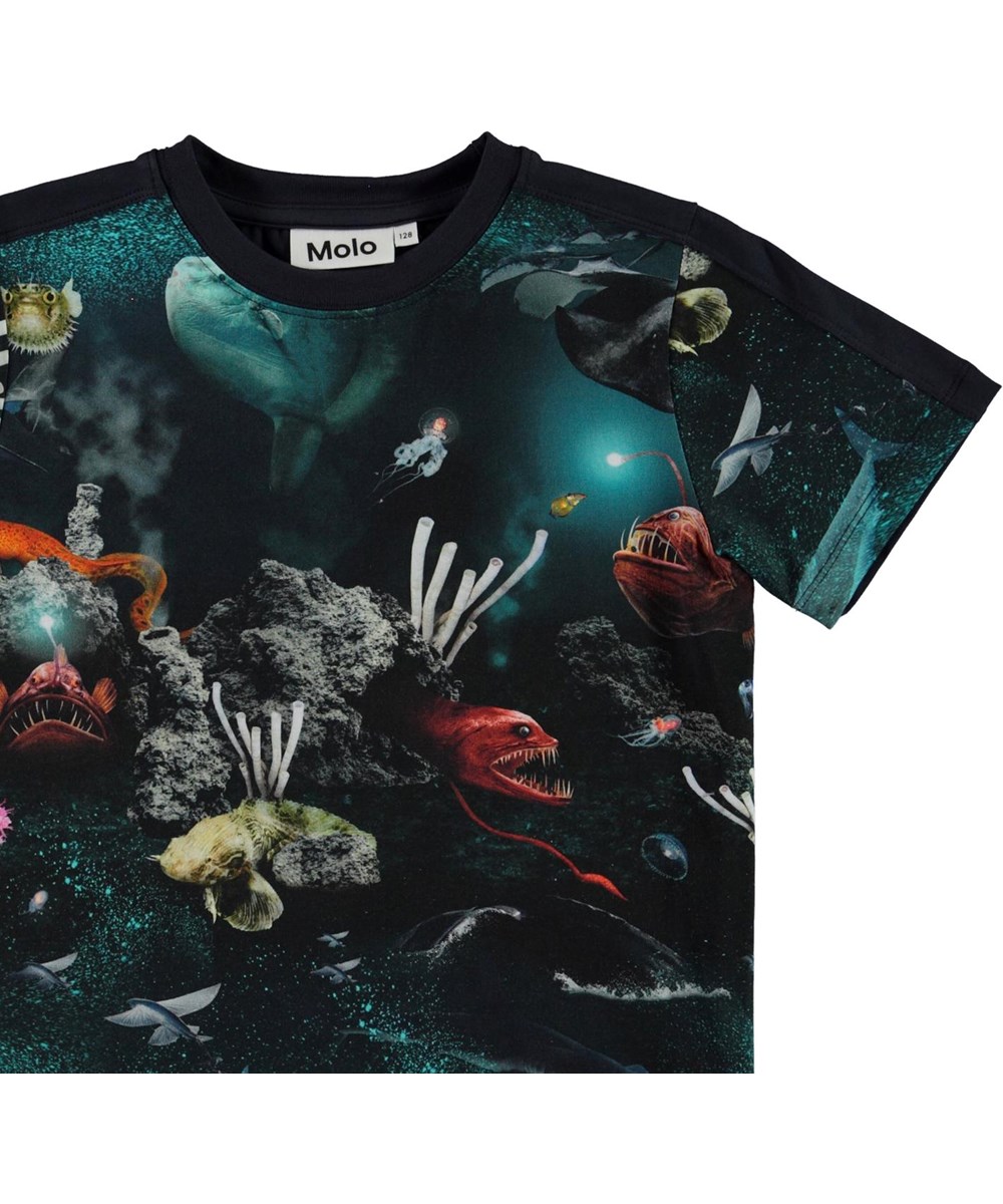 Rishi - Deep Sea - Öko blaues T-Shirt mit Fisch- und Meeresdruck