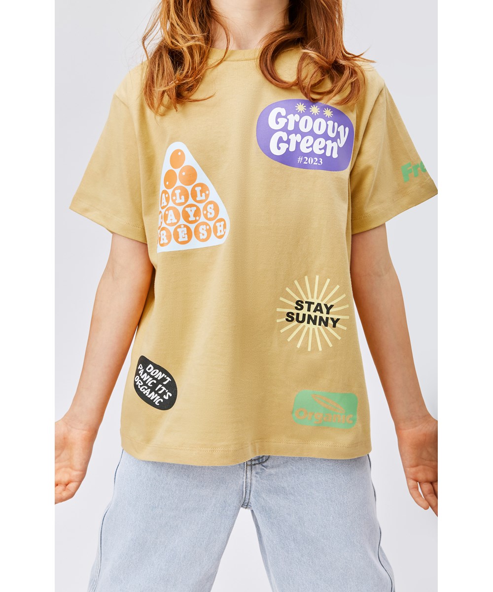 Rodney - Fruit Stickers - Hellbraunes T-Shirt mit Sticker-Print