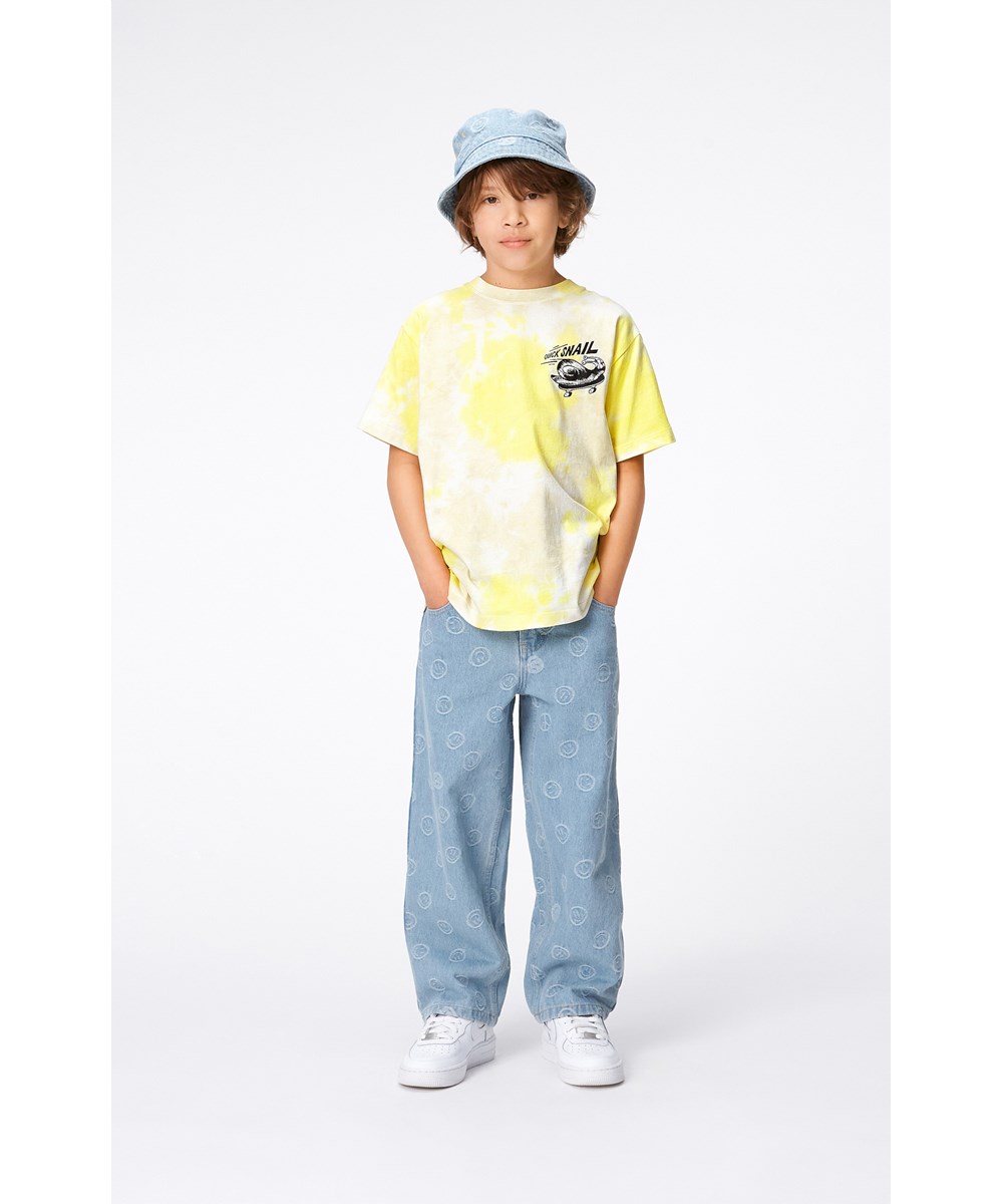 Rodney - Lemon Sand Dye - Gelbes und sandfarbenes Öko-Batik-T-Shirt mit platziertem Schneckenprint