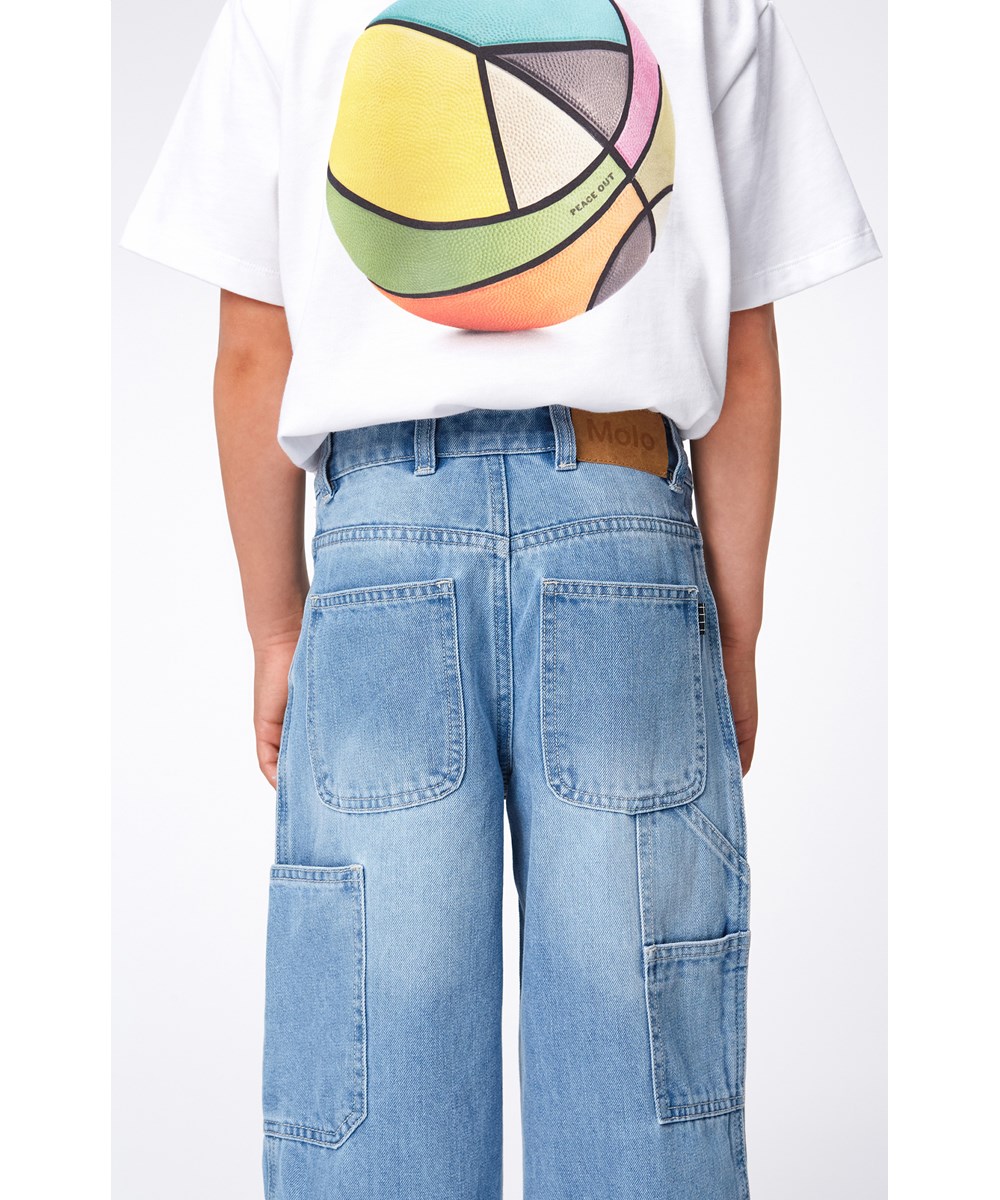 Rodney - Peace Basket - Weißes Öko-T-Shirt mit platziertem Basketball- und Peace-Aufdruck