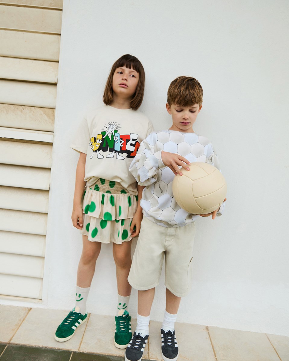 Rodney - United - Off-weißes T-Shirt mit Druck für Kinder aus Öko-Baumwolle mit kurzen Ärmeln und geripptem Ausschnitt.