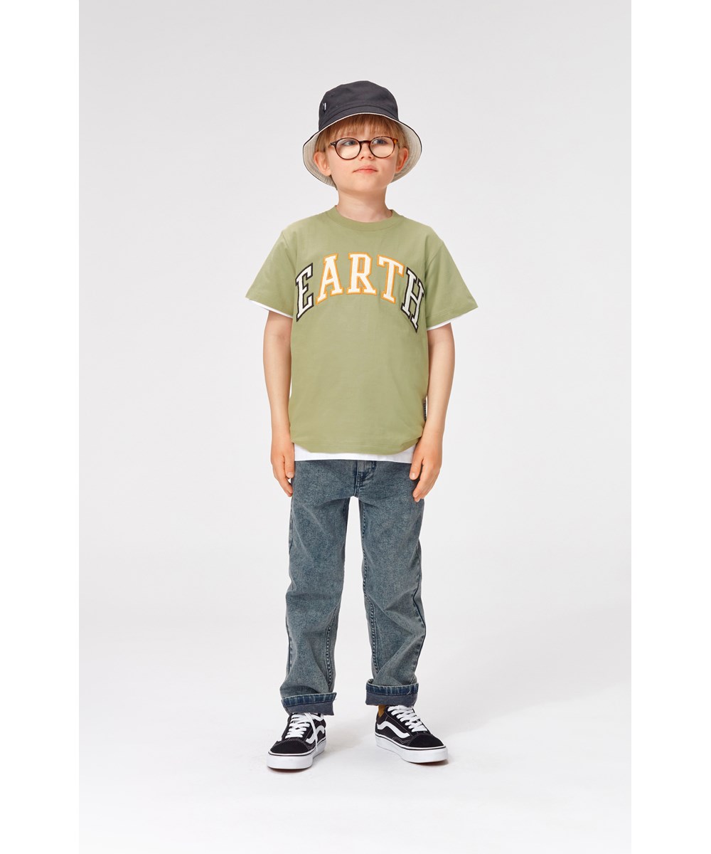 Roxo - Cedar - Grünes T-Shirt mit Erddruck.