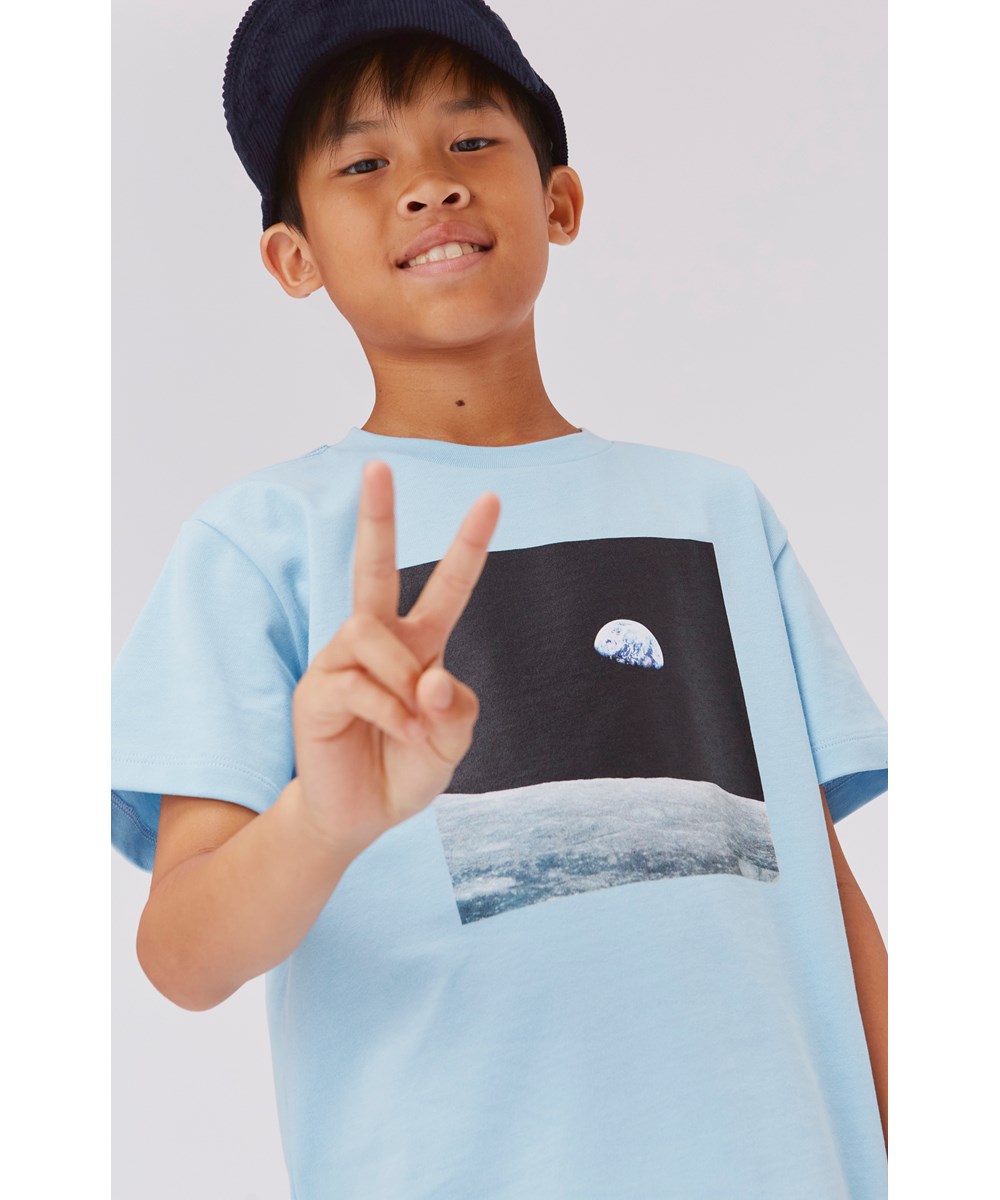 Roxo - Earthrise - Hellblaues Öko-T-Shirt mit Weltkugel