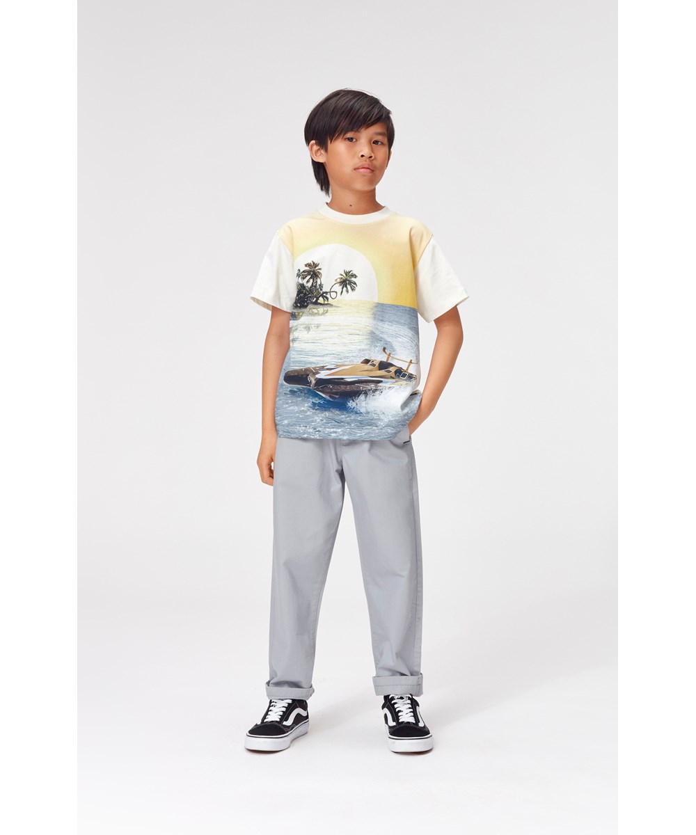 Roxo - Island Cruise - T-Shirt mit Speedboot-Palmen und Sonnenuntergang-Print.