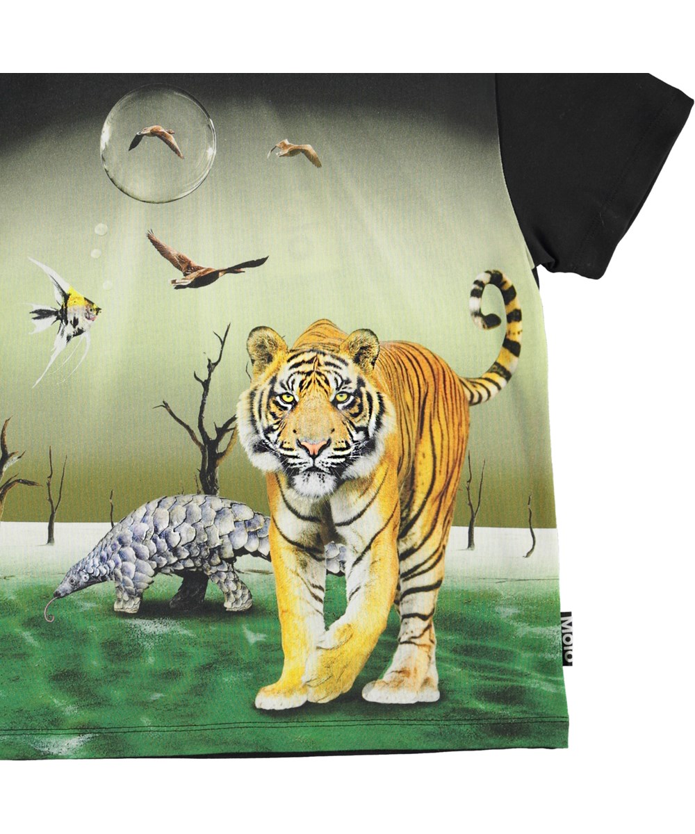 Roxo - Surreal World - Schwarzes T-Shirt mit Print von Tiger und fliegende Fischen.