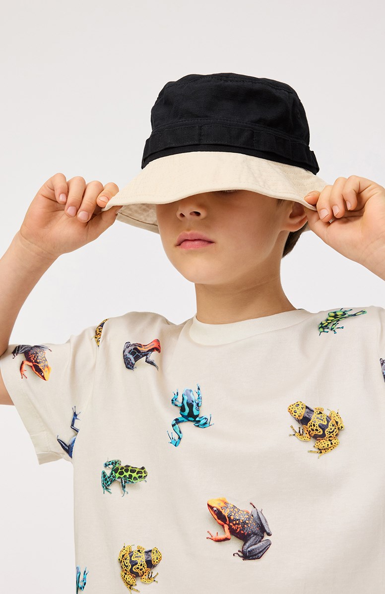 Roxo - Vibrant Frogs - Off-weißes T-Shirt für Kinder aus Öko-Baumwolle mit kurzen Ärmeln, geripptem Ausschnitt und lockerer Passform.