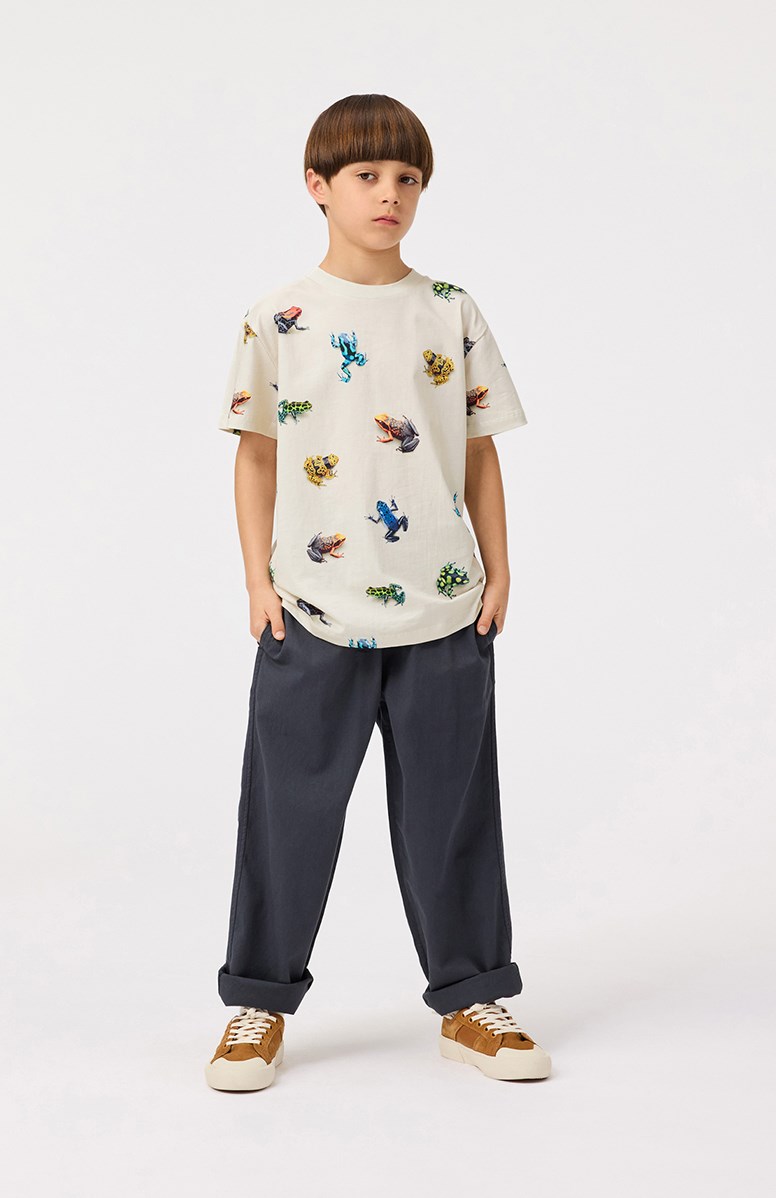 Roxo - Vibrant Frogs - Off-weißes T-Shirt für Kinder aus Öko-Baumwolle mit kurzen Ärmeln, geripptem Ausschnitt und lockerer Passform.